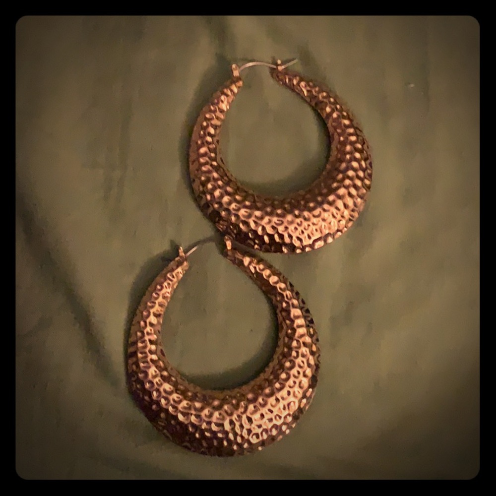 Big gold ‘80s hoop earrings